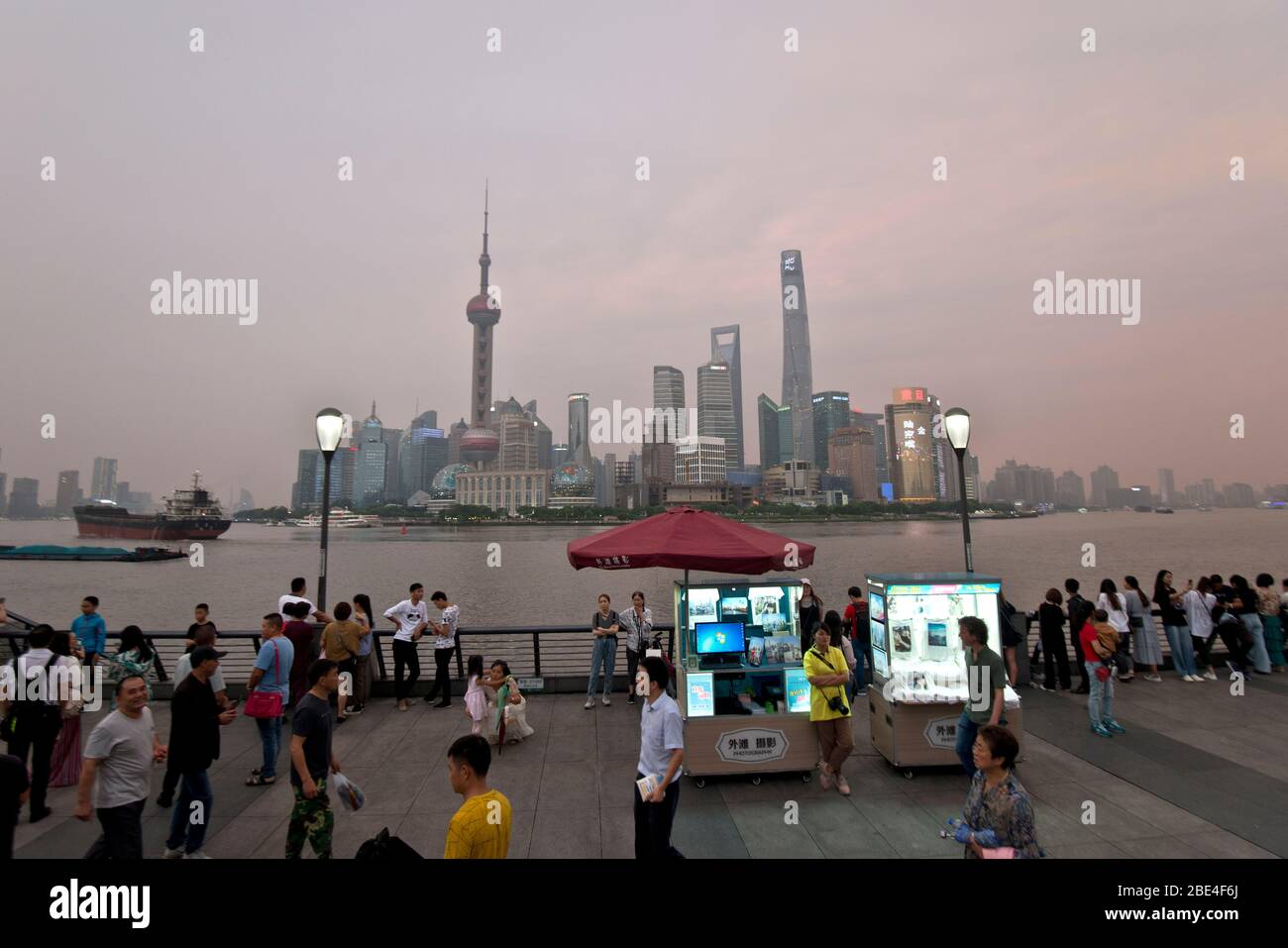 Shanghais Skyline von Pudong überragt den Huangpu-Fluss und den Bund. China Stockfoto