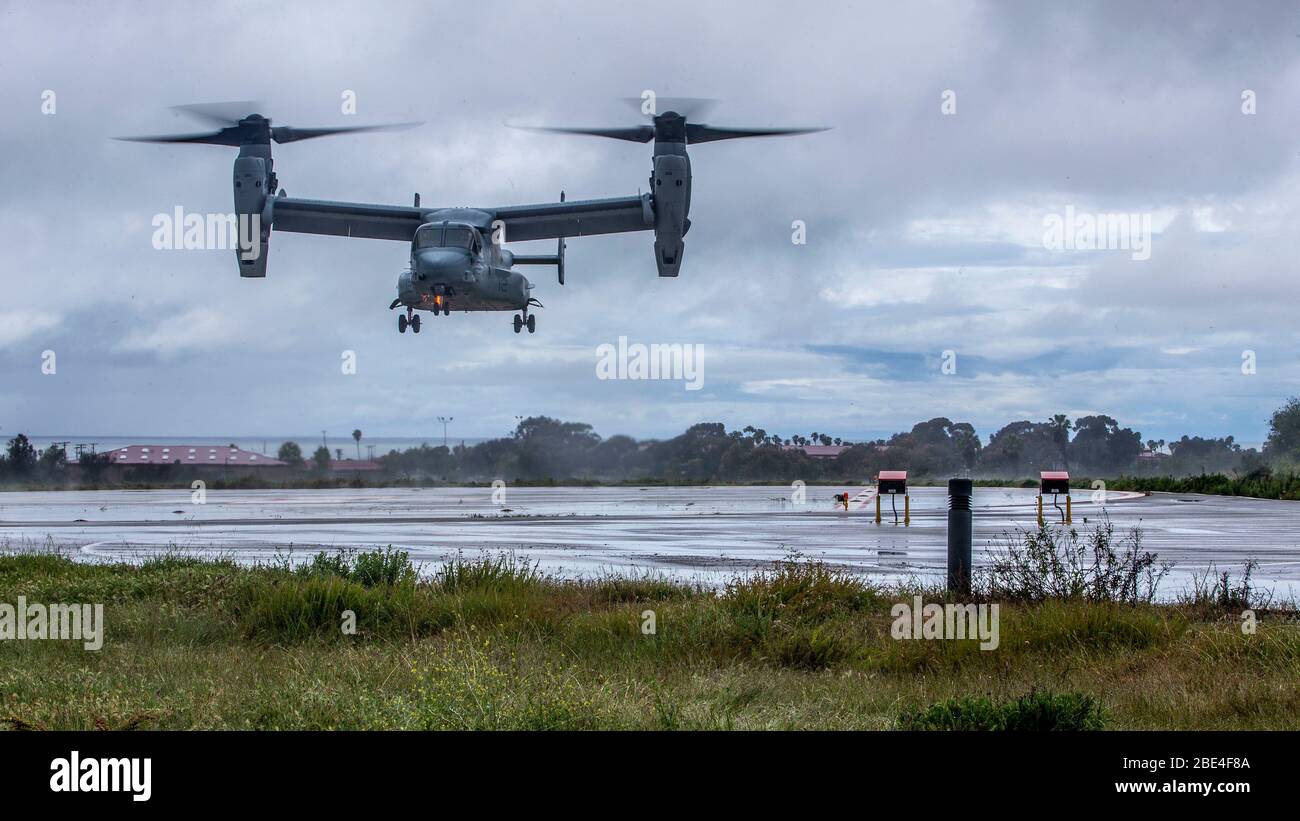Ein U.S. Marine MV-22B Osprey mit Marine Medium Tiltrotor Squadron 165, Marine Aircraft Group 16, 3rd Marine Aircraft Wing, bereitet sich auf die Landung in der Hubschrauberlandeplatz im Naval Hospital Camp Pendleton vor, während einer Patientenprobe des Konzepts auf dem Marine Corps Base Camp Pendleton, Kalifornien, 10. April 2020. Der Osprey transportierte einen simulierten COVID-19-Patienten von der Marine Corps Air Station Yuma, Arizona. Die Übung wurde entwickelt, um den Prozess für den sicheren Transport und die Behandlung eines COVID-19-Patienten zu testen und zu validieren. Flugzeuge und Service-Mitglieder aus drei West Coast Installationen nahmen pa Stockfoto