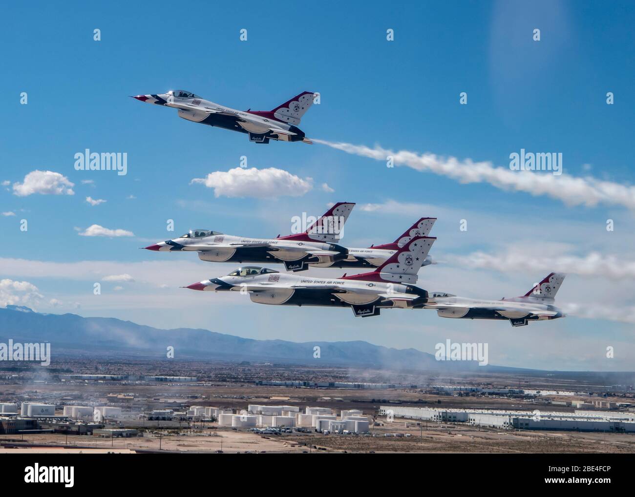 Die United States Air Force Air Demonstration Squadron „Thunderbirds“ fliegen über Las Vegas, Nev., 11. April 2020. Die Thunderbirds werden über Las Vegas geflogen, um Wertschätzung und Unterstützung für die Gesundheitsarbeiter, Ersthelfer und andere wichtige Mitarbeiter zu zeigen, die an der Front arbeiten, um COVID-19 zu bekämpfen. (USA Air Force Foto/Stab Sgt. Cory W. Bush) Stockfoto