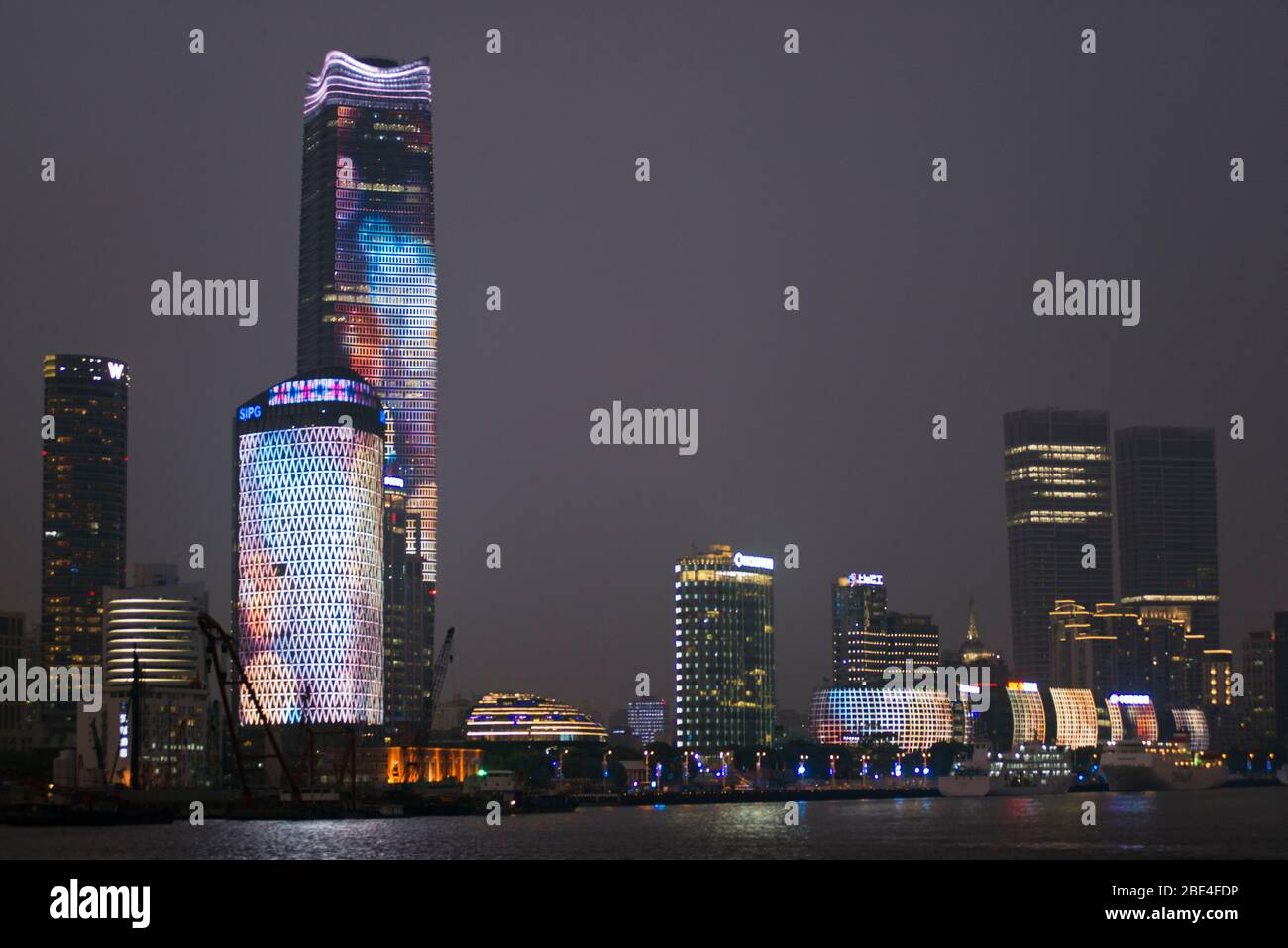 Shanghai Wolkenkratzer bei Nacht beleuchtet durch LED-Beleuchtung, Blick vom Bund, China Stockfoto