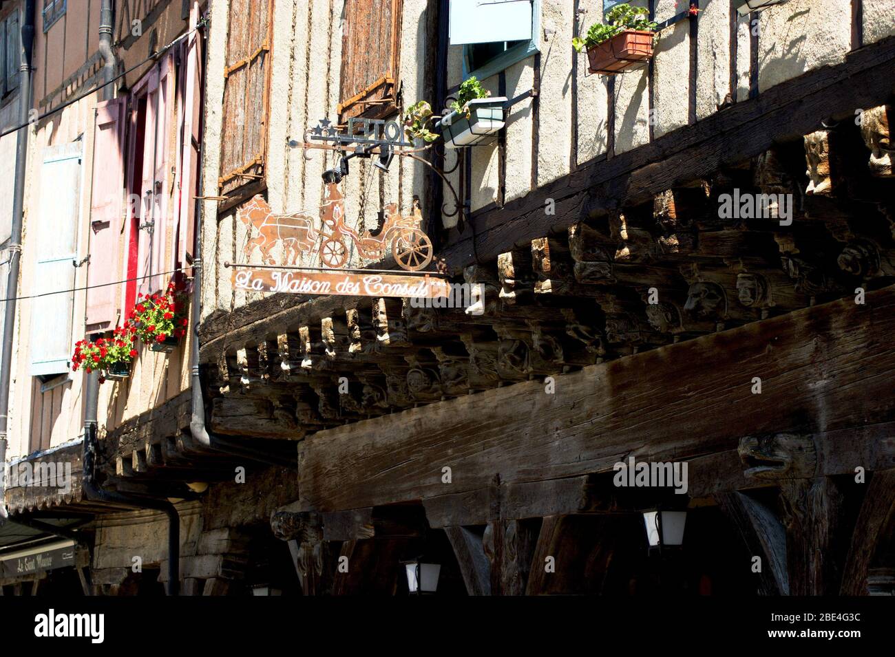 Farben und façades mittelalterlicher Gebäude in der kleinen Stadt Mirepoix in der südfranzösischen Region Ariege Stockfoto