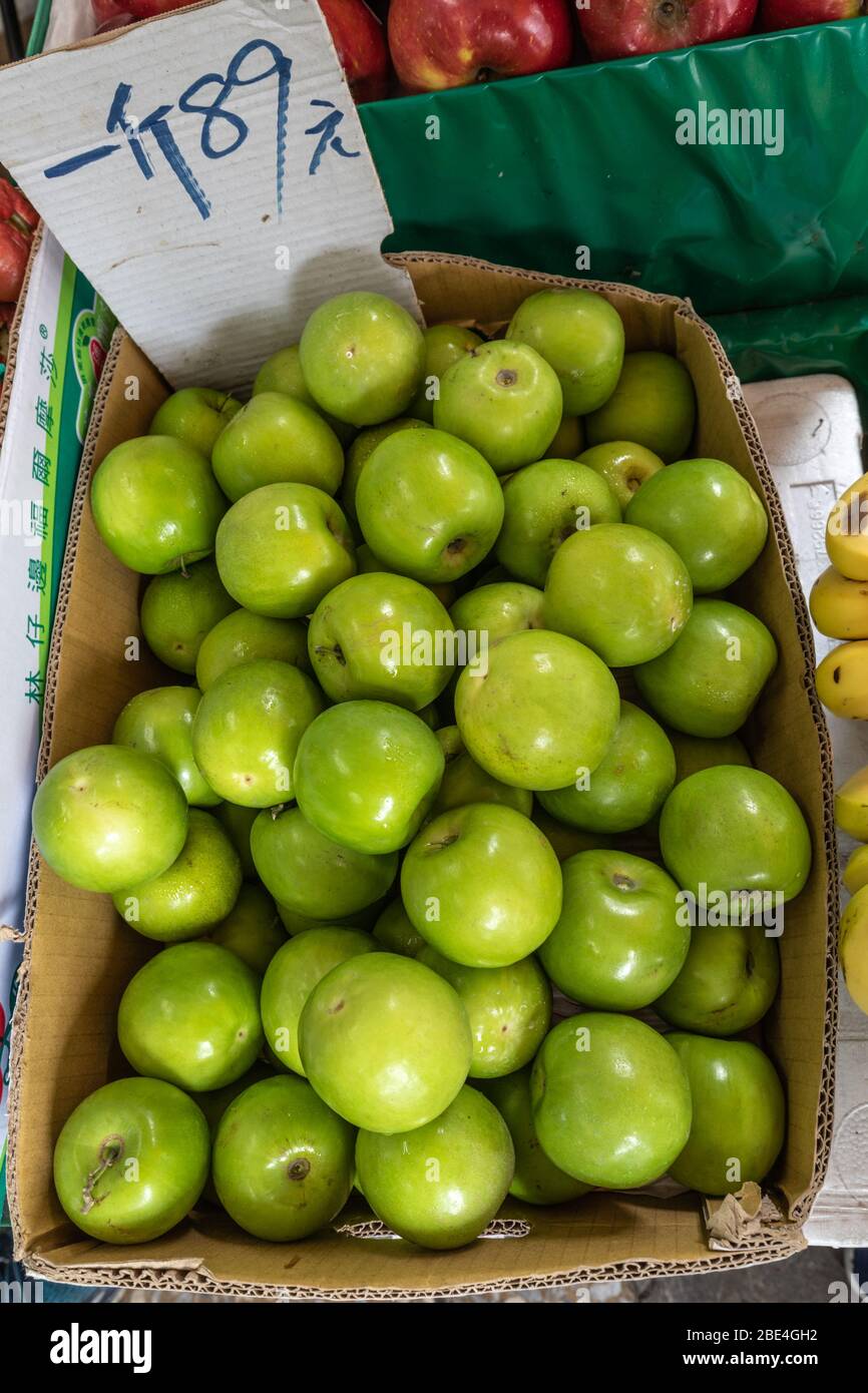 Eine Schachtel mit indischem Jujube, auch chinesisches Datum, ber, chinesischer Apfel, indische Pflaume, Ziziphus mauritiana bei einem Obsthändler in Taipei genannt Stockfoto