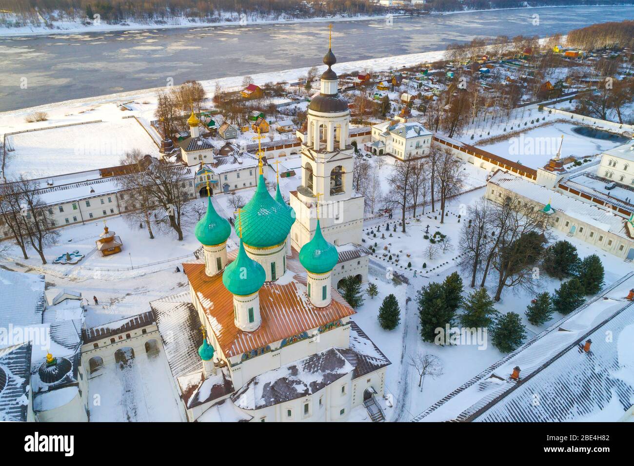 Über den Tempeln des Tolgski Klosters am Januartag (Luftaufnahmen). Jaroslawl, Goldener Ring Russlands, Russland Stockfoto