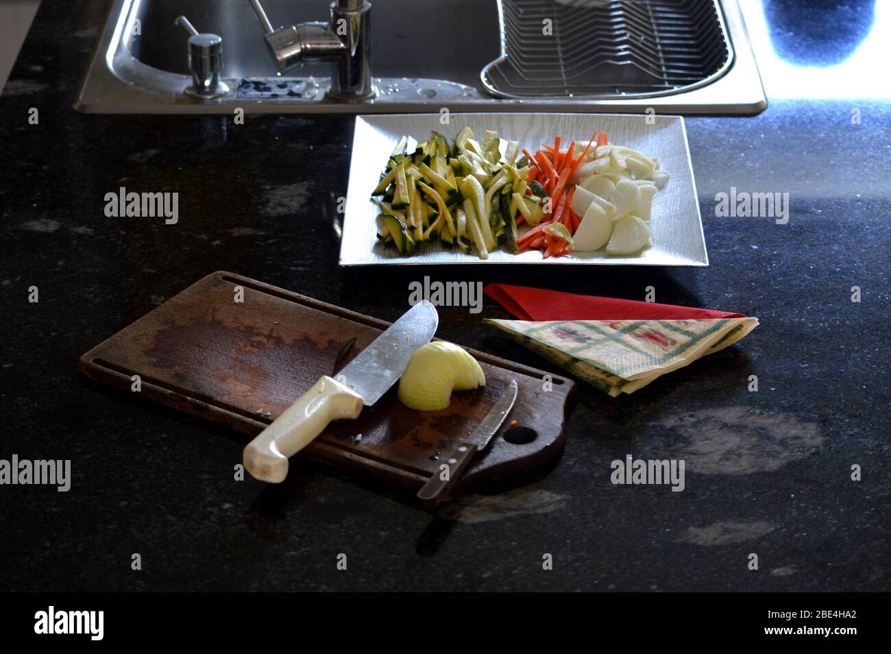 Kochen gesunde Lebensmittel zu Hause in Coronavirus COVID 19 Quarantäne Stockfoto