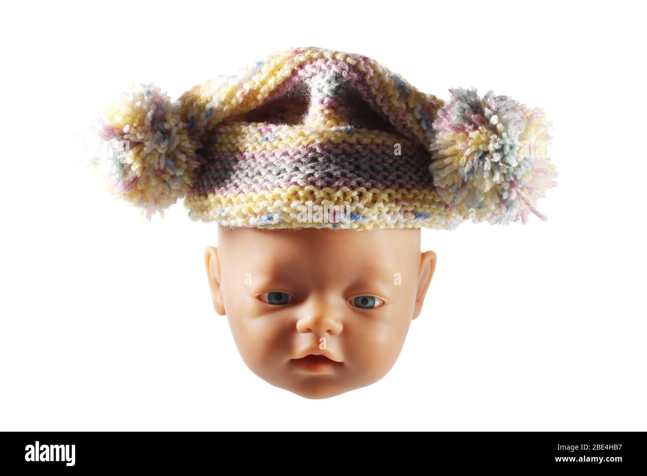 Baby Doll mit Mütze auf weißem Hintergrund Stockfoto