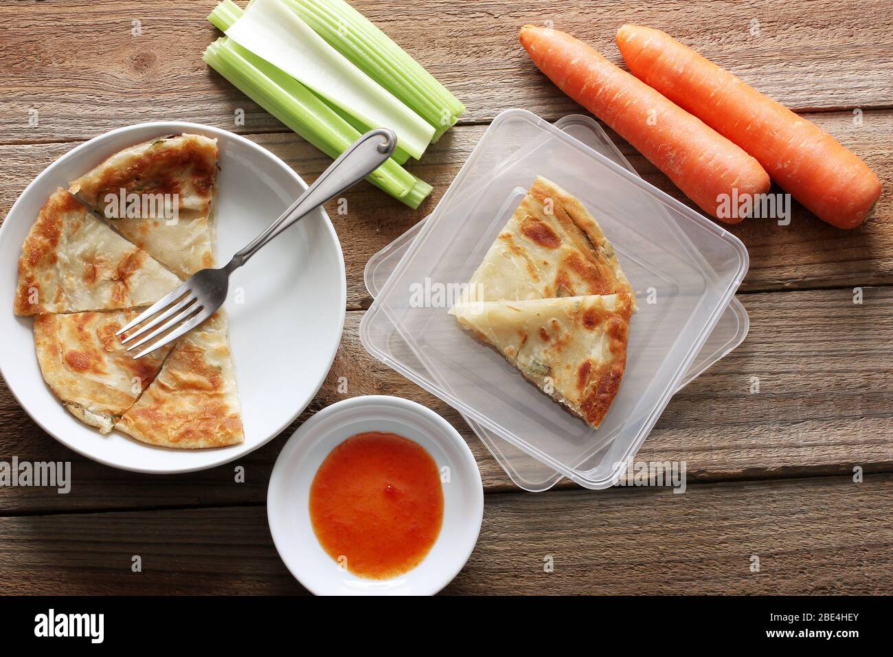 Chinesische Scallion Pfannkuchen mit Holzhintergrund Stockfoto