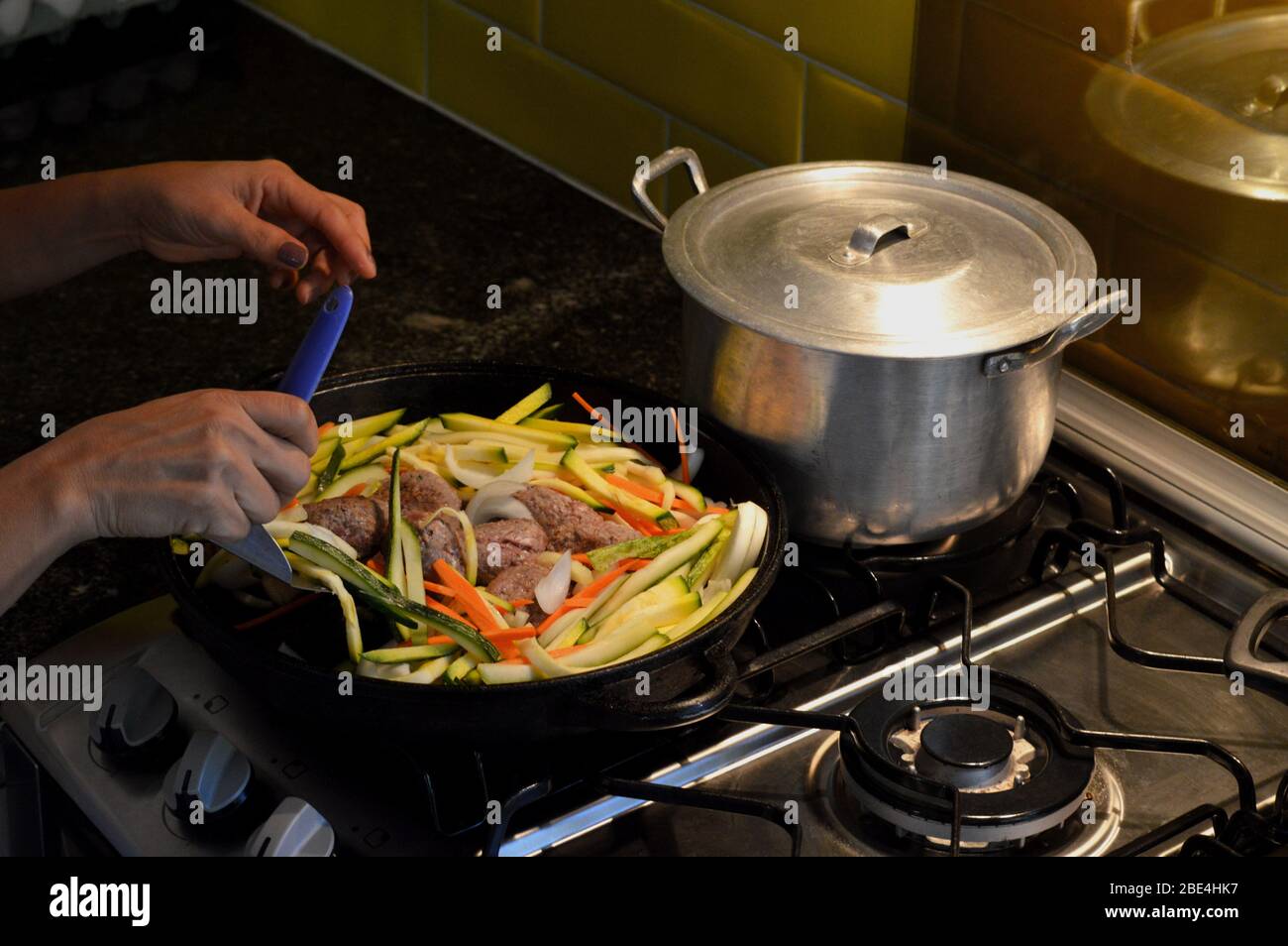 Kochen gesunde Lebensmittel zu Hause in Coronavirus COVID 19 Quarantäne Stockfoto