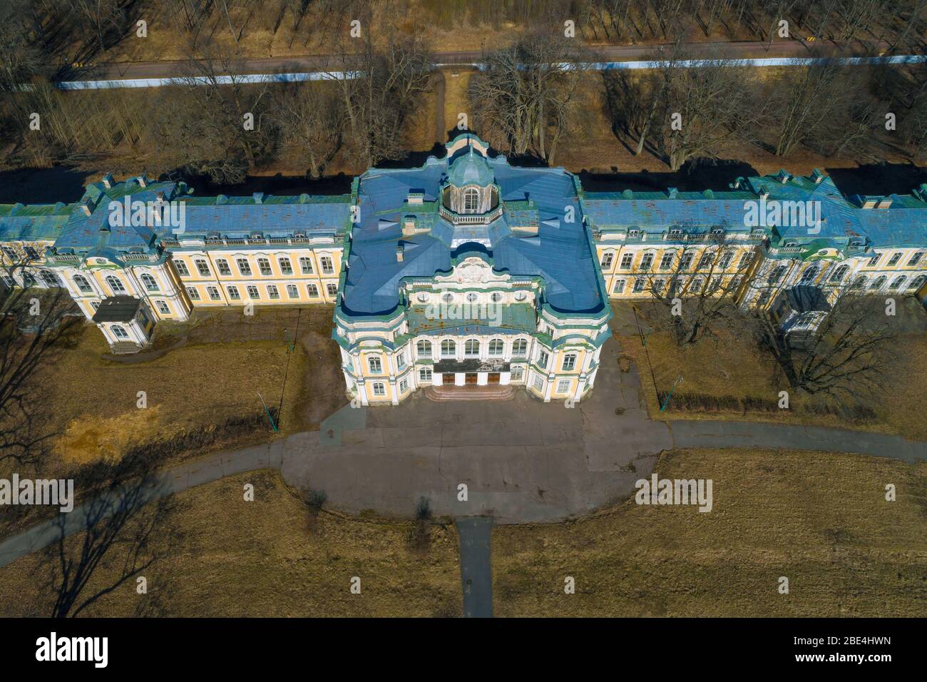 PETERHOF, RUSSLAND - 23. MÄRZ 2020: Draufsicht auf den zentralen Teil des Znamensky-Palastes an einem sonnigen Märztag (Luftaufnahme). Alter Peterhof Stockfoto