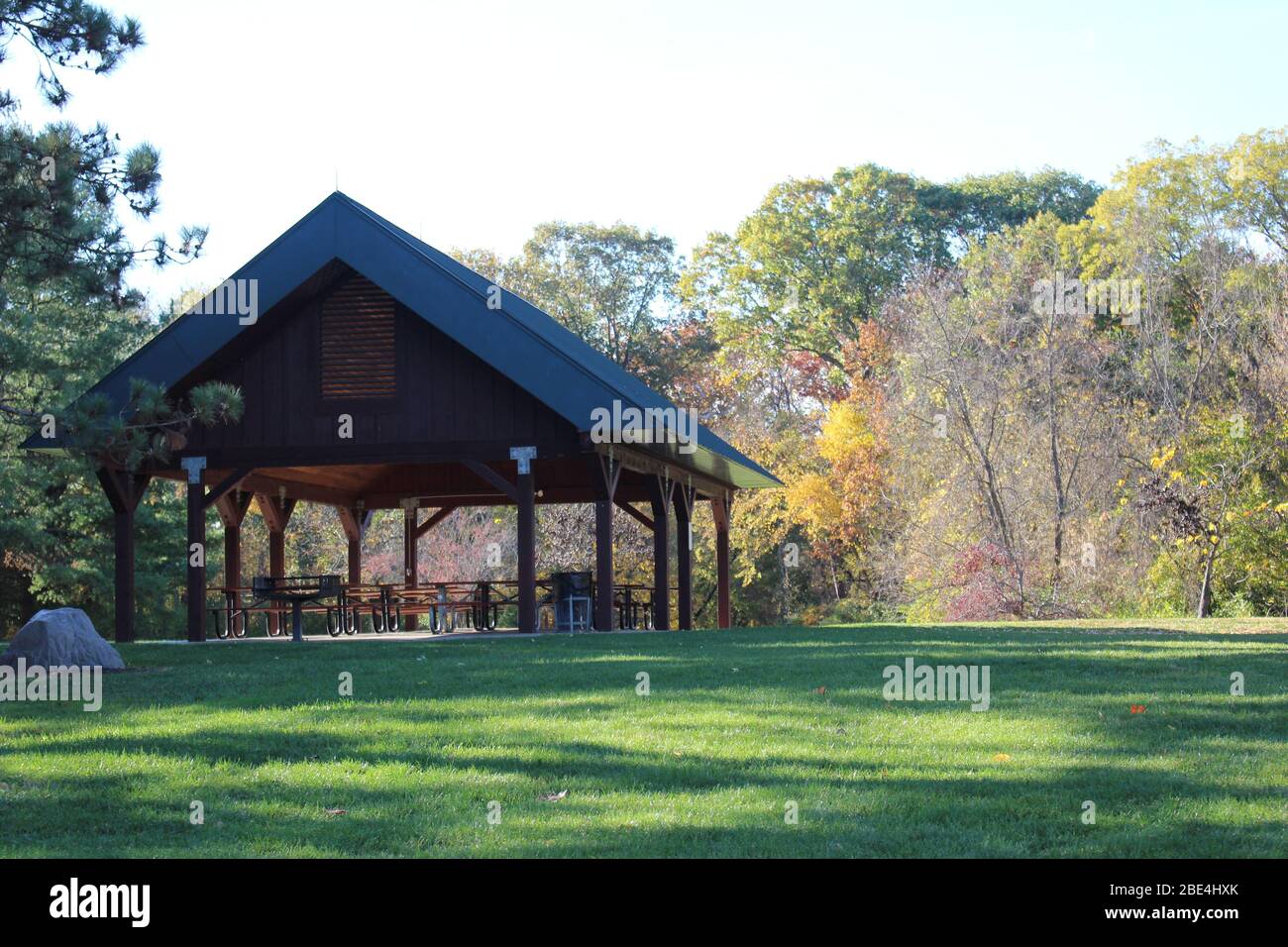 Groveport Ohio Straßen mit bunten Bäumen, Familie von Gänsen auf einem Teich, drei Bach Spaziergang Weg mit bunten Bäumen und grüner Landschaft umgeben Stockfoto