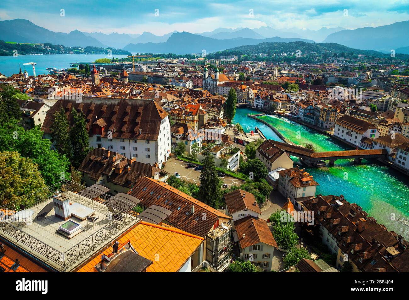 Bewundernswertes Panorama von Luzern von der Festungsbastion mit alter Holzbrücke auf der Reuss, Luzern, Schweiz, Europa Stockfoto