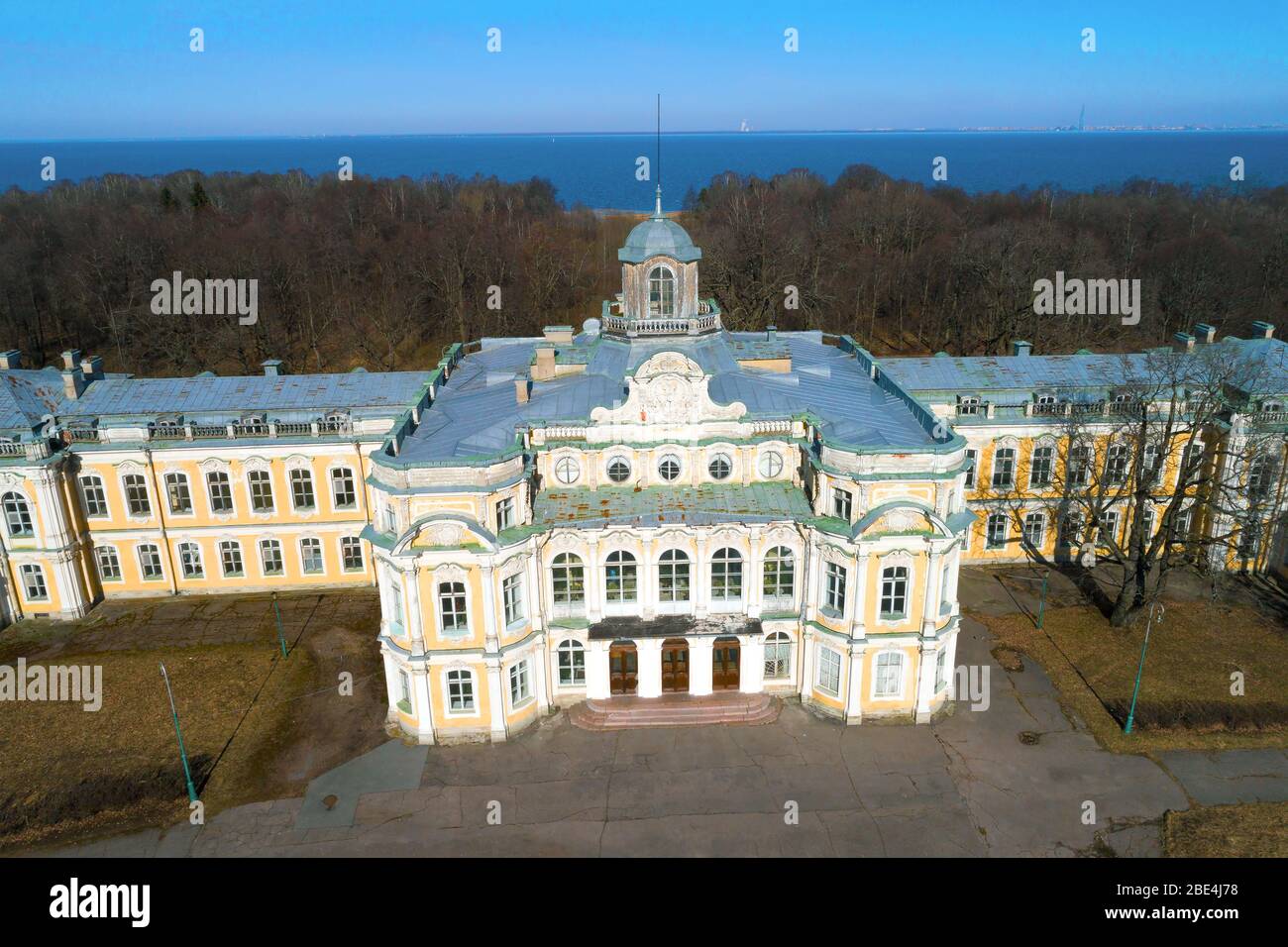 PETERHOF, RUSSLAND - 23. MÄRZ 2020: Nahaufnahme des zentralen Teils des Znamenski Palastes an einem Märznachmittag (Luftaufnahme). Alter Peterhof Stockfoto