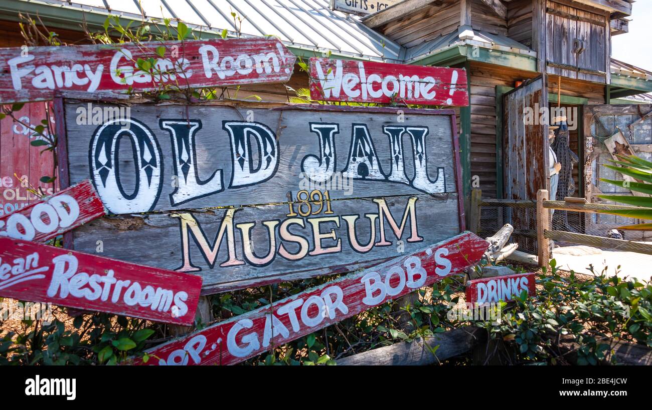 Das Old Jail Museum und Gator Bob's sind bei Touristen in der Altstadt von St. Augustine, Florida, sehr beliebt. (USA) Stockfoto