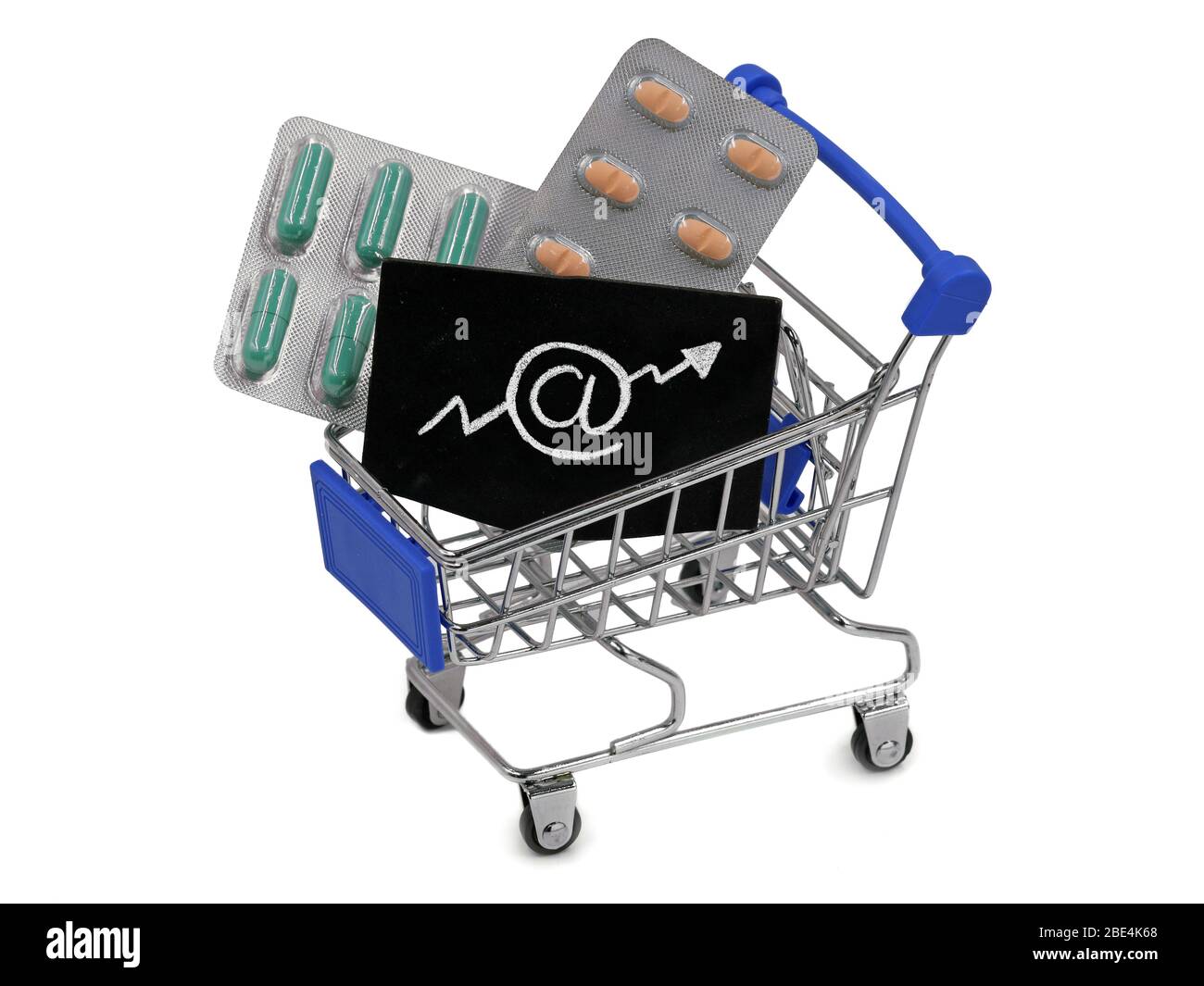 Warenkorb, Trolley voller verschiedener pharmazeutischer Pillen auf weißem Hintergrund, Konzept des wachsenden Online-Shopping Stockfoto