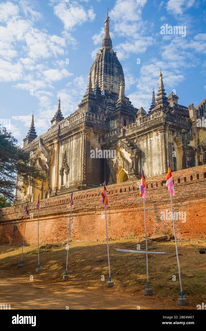 An einem sonnigen Tag im alten buddhistischen Tempel GAW Daw Palin Phaya. Bagan, Myanmar (Birma) Stockfoto
