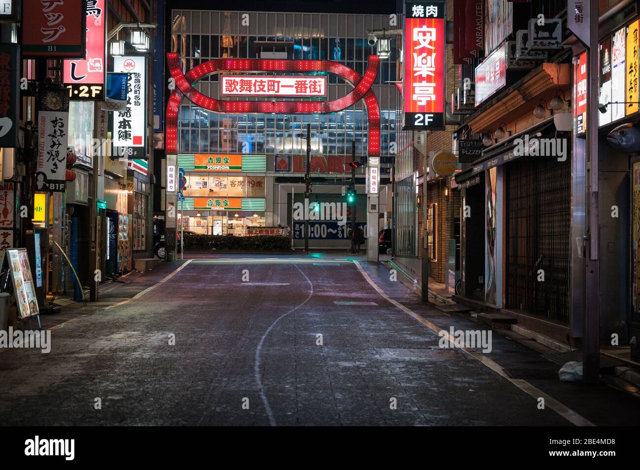 Tokio, Japan. April 2020. Die Hauptstraße in Kabukicho (Shinjuku's Rotlichtviertel) ist in Tokio, Japan, am 11. April 2020 leer. Der japanische Premierminister Shinzo Abe erklärte angesichts der Zunahme von Coronavirus- und COVID-19-Infektionen für mindestens einen Monat den Ausnahmezustand. Kredit: Aflo Co. Ltd./Alamy Live News Stockfoto