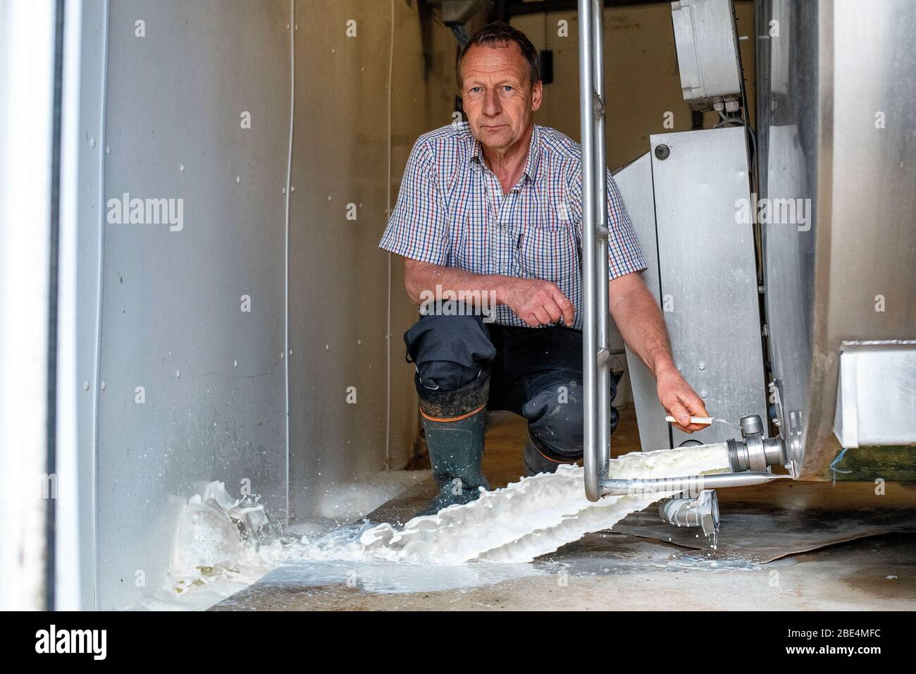 Wiltshire Milchbauer Robert Mallett, der während des Coronavirus-Ausbruchs täglich Tausende Liter frische Milch wegwerfen muss. Stockfoto