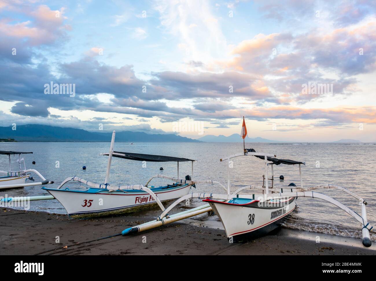 Horizontale Ansicht der Ausleger am Strand von Lovina in Bali bei Sonnenaufgang, Indonesien. Stockfoto