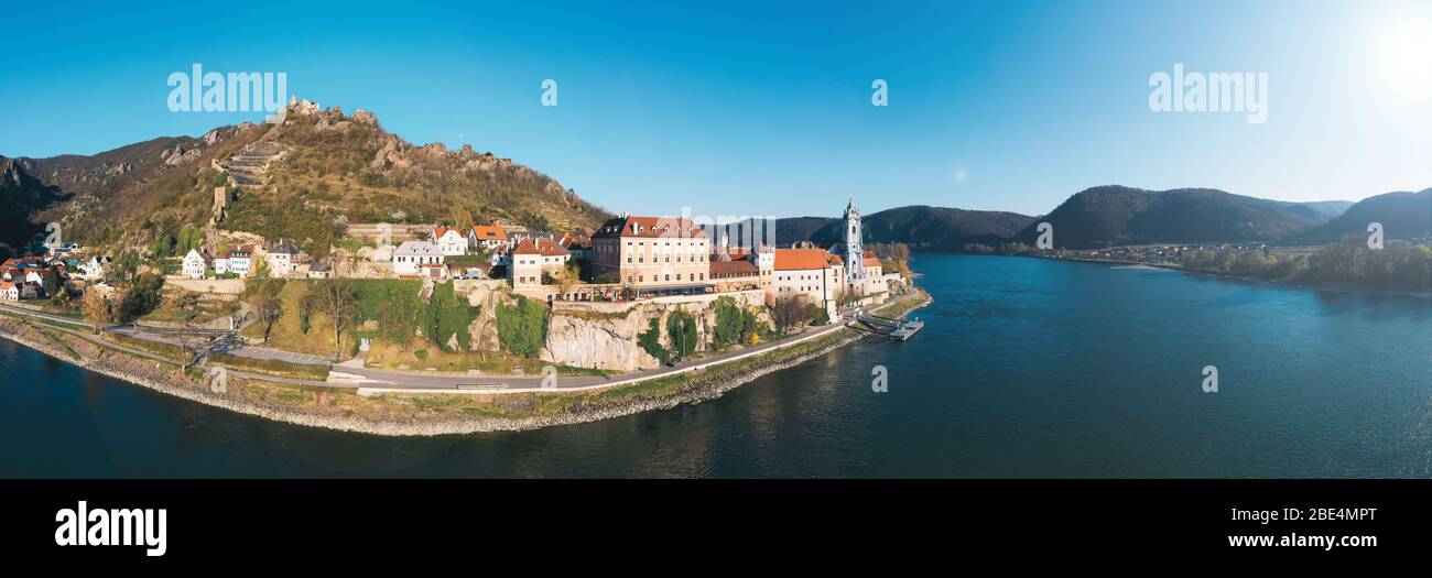 Dorf und Burg Dünstein in der Wachau, Niederösterreich. Landschaftlich reizvolle Wahrzeichen Europas. Stockfoto