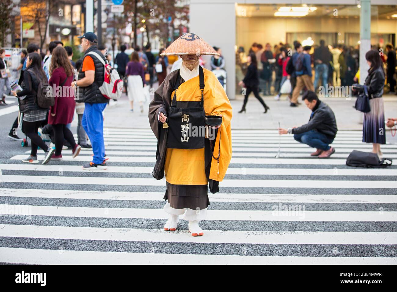 Menschen in den Straßen von tokio, japan, tokyo geschäftige Straße, tokyo Straße vor kovid Corona, geschäftige tokyo Straße Stockfoto