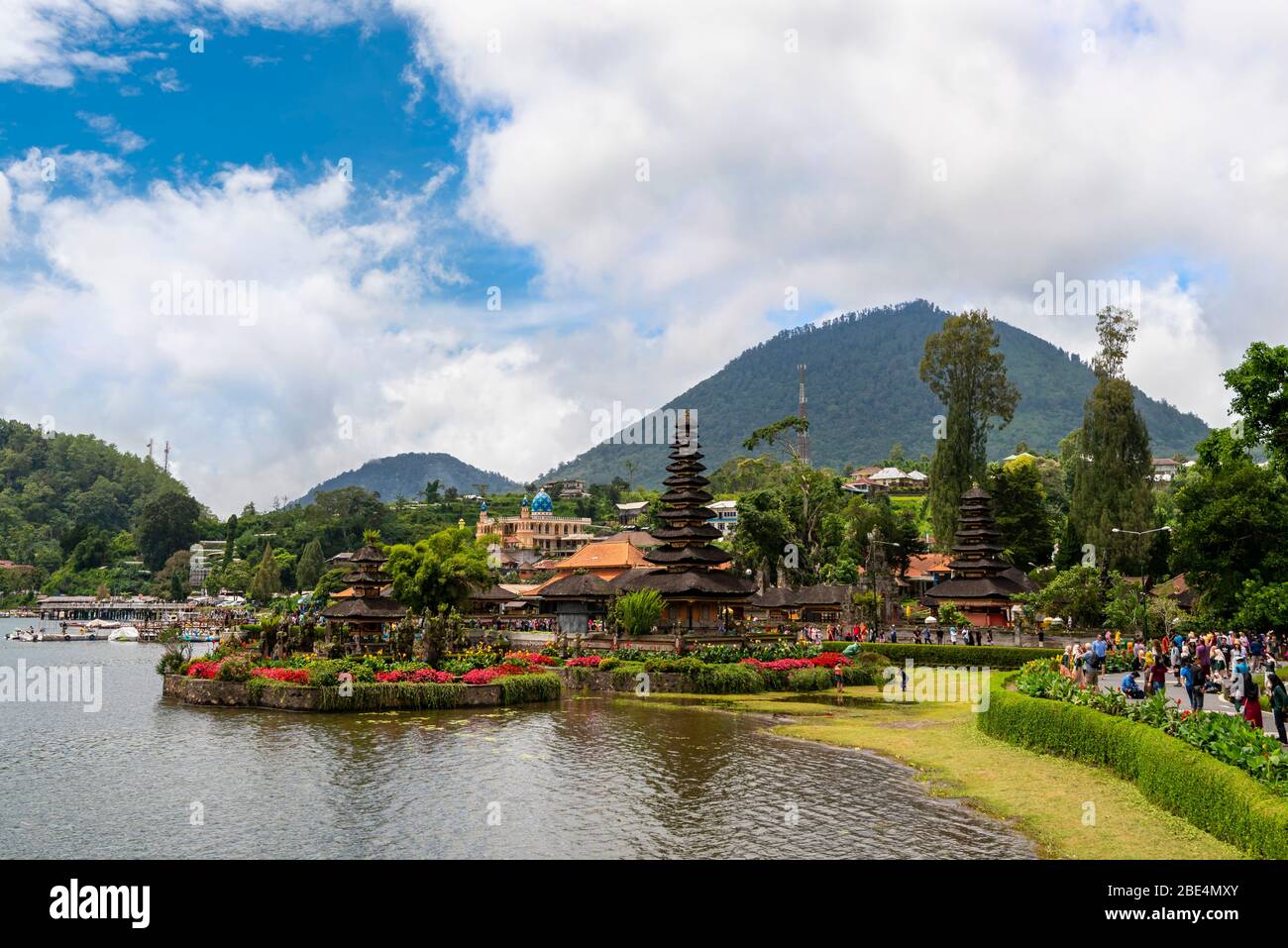 Horizontale Ansicht der ikonischen Pura Ulun Danu Beratan in Bali, Indonesien. Stockfoto