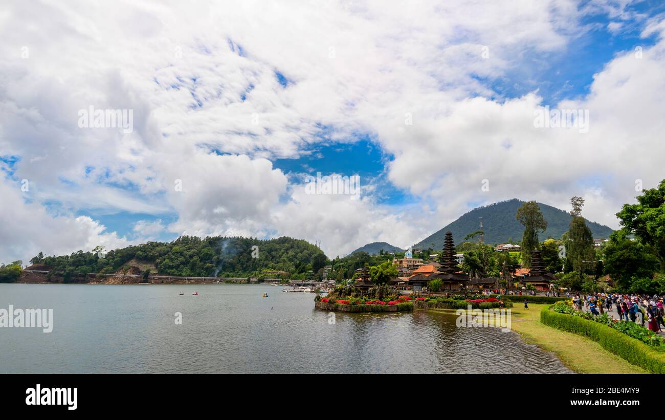 Horizontales Panorama der ikonischen Pura Ulun Danu Beratan in Bali, Indonesien. Stockfoto