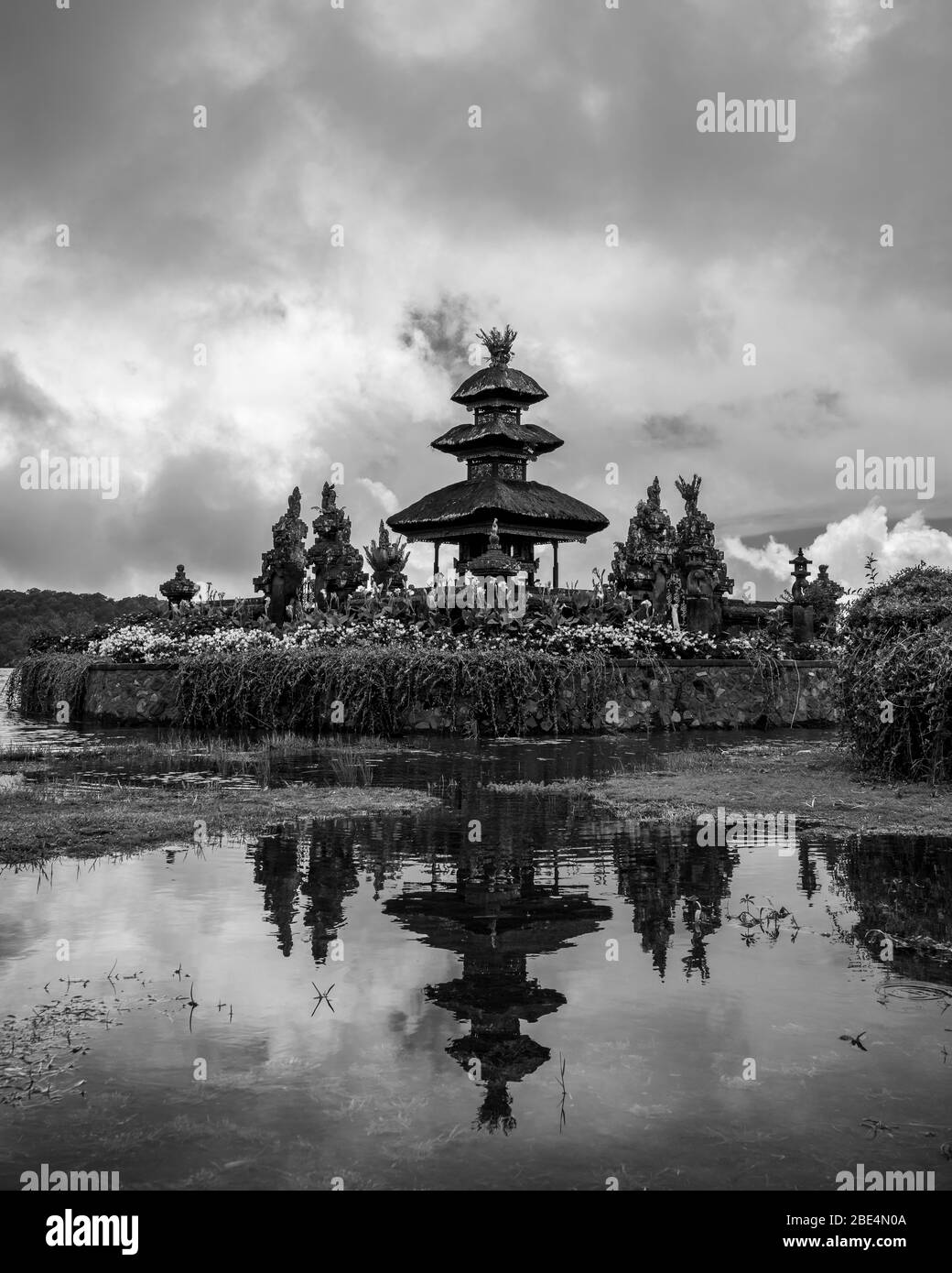 Vertikale Ansicht der ikonischen Pura Ulun Danu Beratan in Bali, Indonesien. Stockfoto