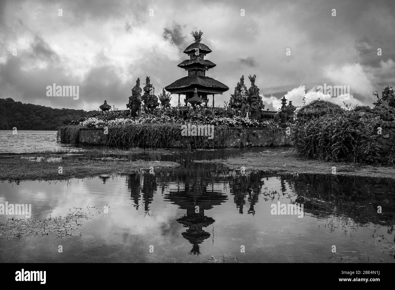 Horizontale Ansicht der ikonischen Pura Ulun Danu Beratan in Bali, Indonesien. Stockfoto