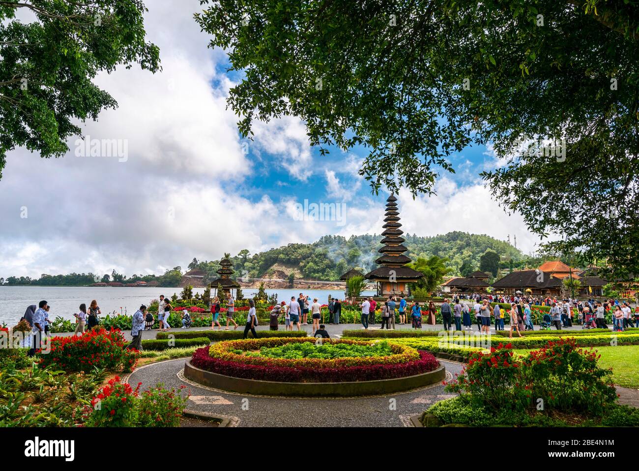 Horizontale Ansicht der ikonischen Pura Ulun Danu Beratan in Bali, Indonesien. Stockfoto