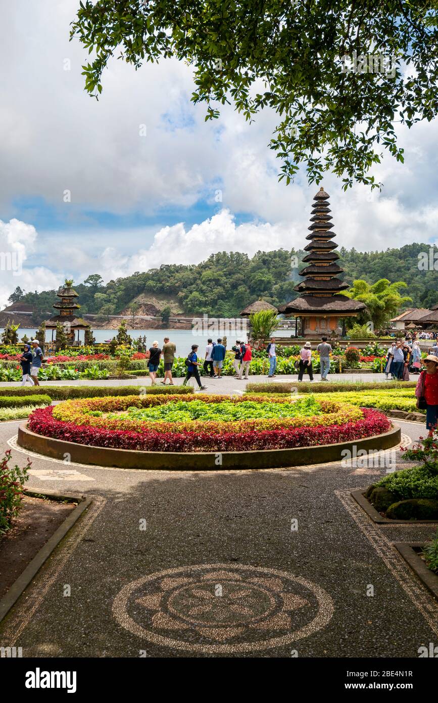 Vertikale Ansicht der ikonischen Pura Ulun Danu Beratan in Bali, Indonesien. Stockfoto