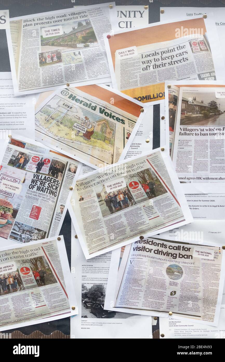 Luss, Loch Lomond, Argyll and Bute, Schottland, Großbritannien - Zeitungsausschnitte auf der Dorftafel, die die Probleme beim Parken von Touristen im Dorf hervorheben Stockfoto