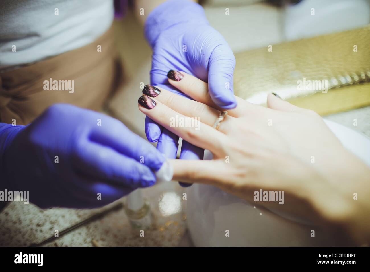 Maniküre Prozess im Schönheitssalon, Nahaufnahme. Stockfoto