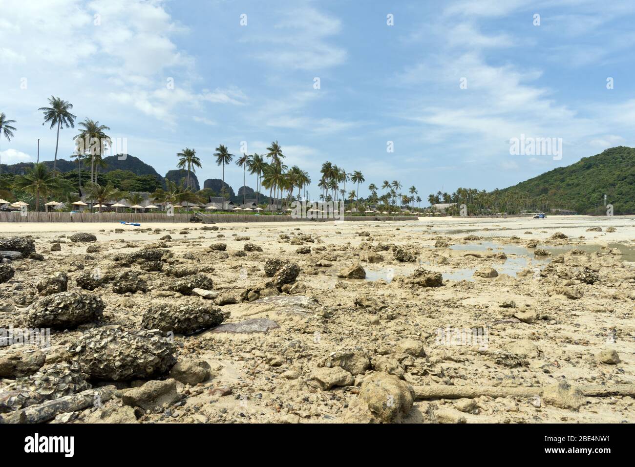 Landschaft von Loh Ba Kao Bay auf Koh Phi Phi Island, Thailand, Asien Stockfoto