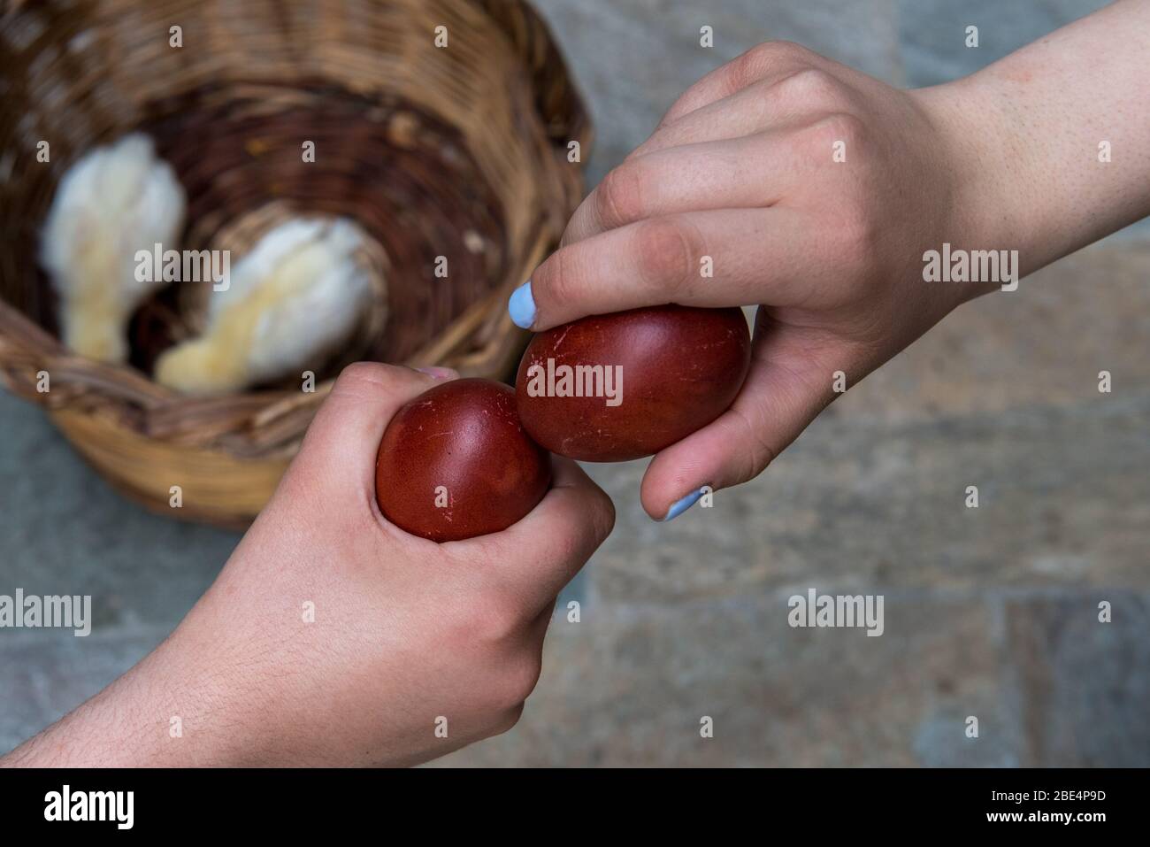 Zwei Leute schlagen die roten ostereier zusammen. Ostertradition in Zypern Stockfoto