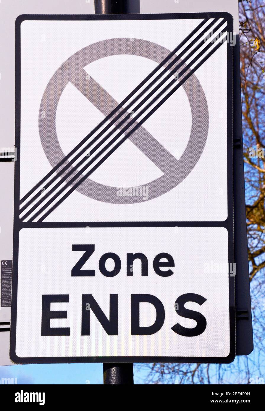 Zonenende Zeichen auf einer Stange in einer grünen britischen Stadt Stockfoto