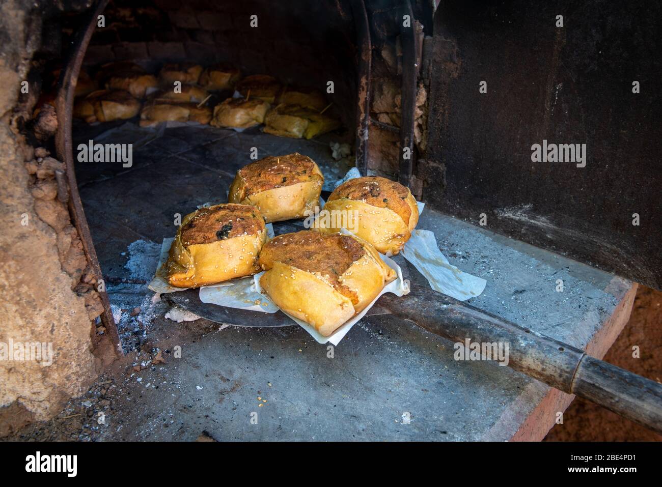 Traditionelle zyprische osterkäse Gebäck genannt Flaounes in einem Tisch bereit, im Tonofen gekocht werden. Stockfoto