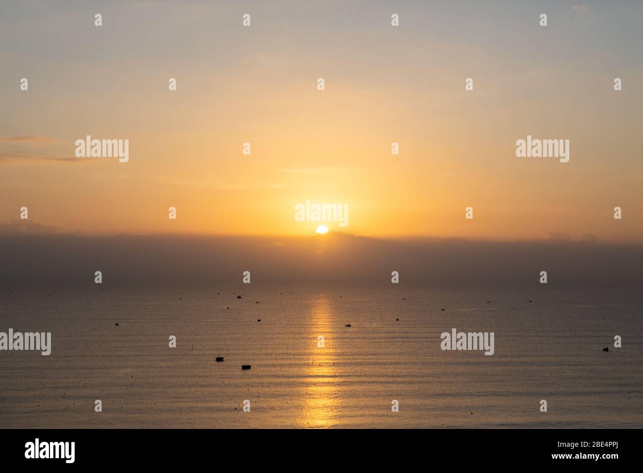 Sonnenaufgang am Südchinesischen Meer Stockfoto