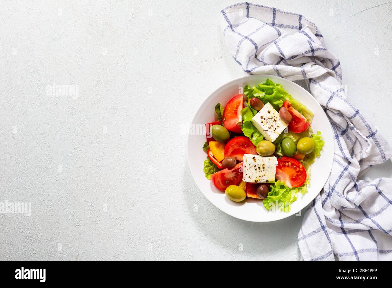 Gemüse mediterranen Salat mit Feta, kalorienarme Lebensmittel Stockfoto