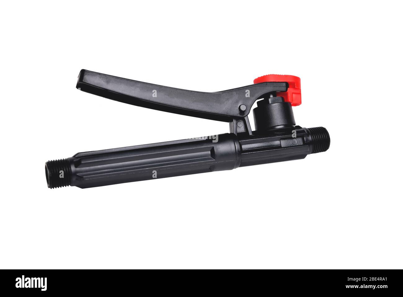 Schwarzer Anschluss für den Bewässerungsschlauch mit roter Verriegelung zur Isolierung der Nahaufnahme Stockfoto