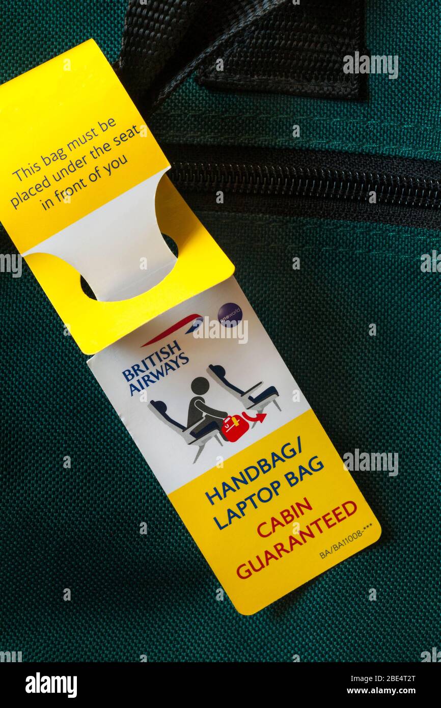 Diese Tasche muss unter dem Sitz vor Ihnen platziert werden - Handtasche  Laptop Tasche Kabine garantiert British Airways Label Stockfotografie -  Alamy