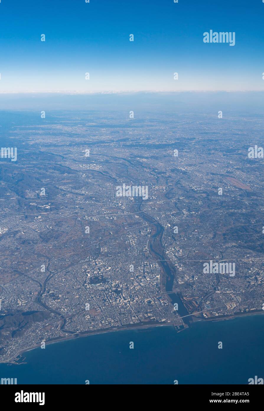 Luftaufnahme des Sagami-Flusses, Kanagawa-Präfektur, Japan, Blick vom Flugzeug in der Sagami-Bucht. Stockfoto