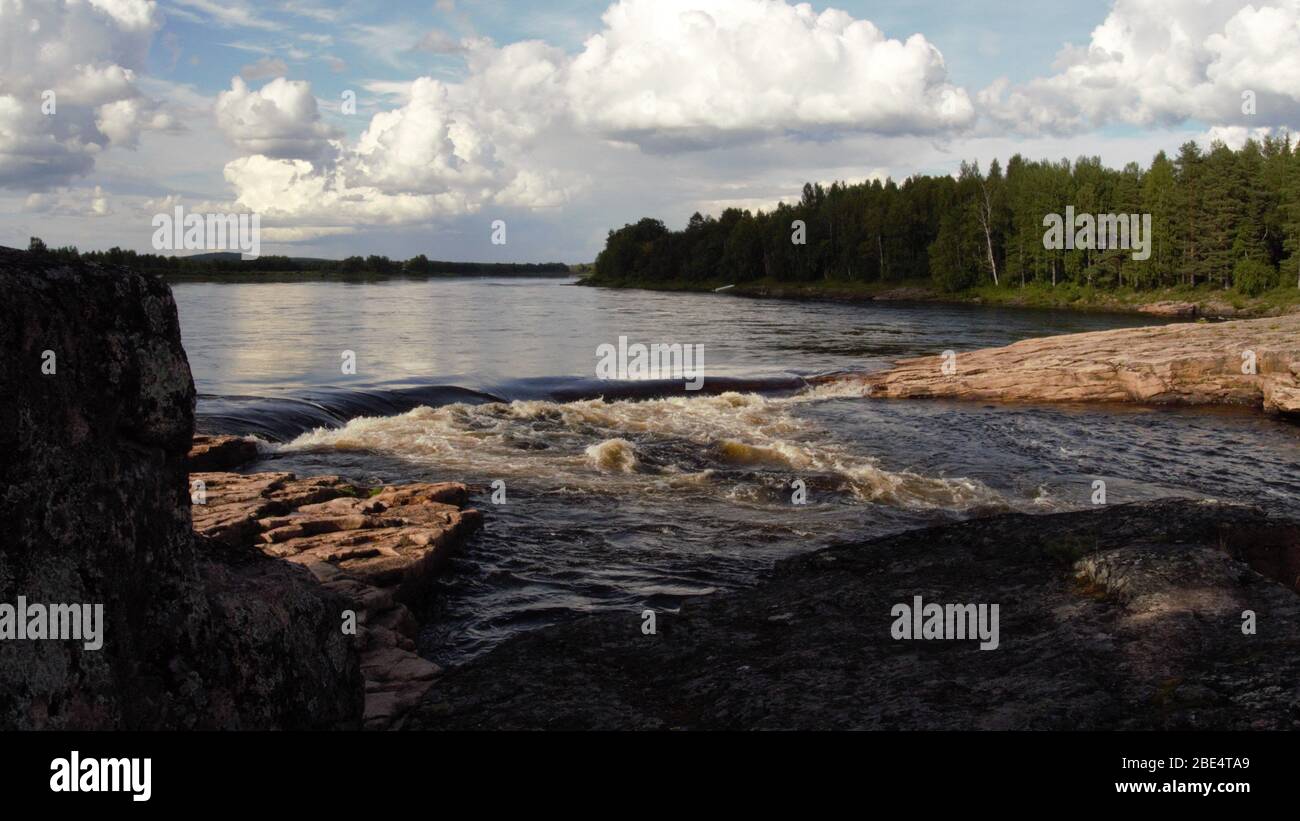 Schwedisch lappland - Naturschutzgebiet an sonnigen Sommertagen in Landschaft mit großem Fluss, Stromschnellen und Wasserfall in Juoksengy Stockfoto