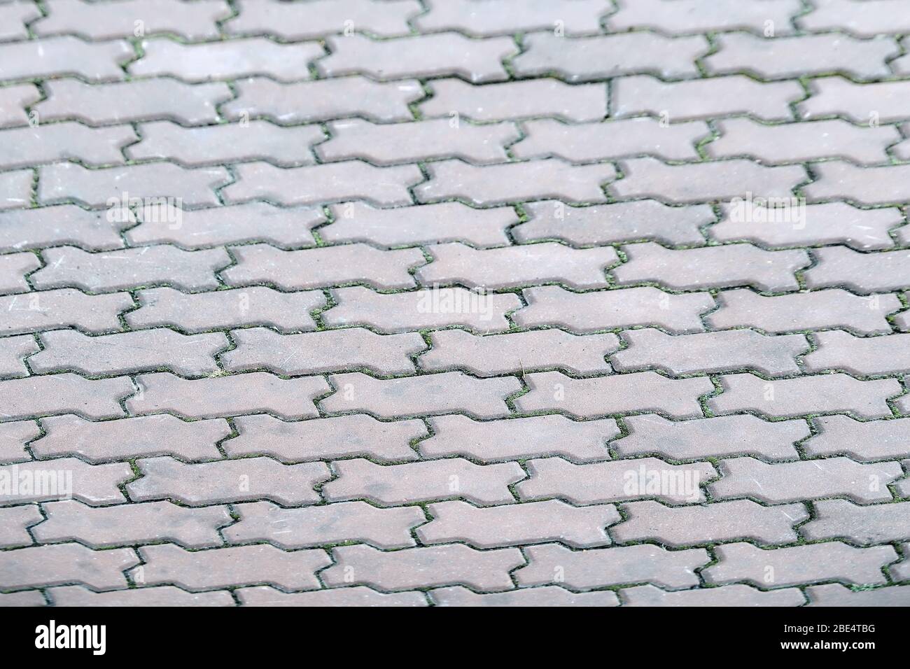 Polygonale Pflasterplatten grau korrekte Konfiguration Hintergrund. Struktur Nahaufnahme Stockfoto
