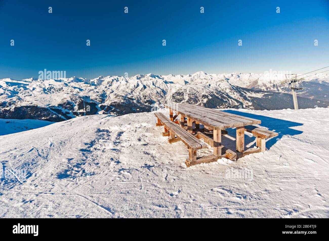 Picknick-Tisch auf der Oberseite einen verschneiten Berg mit Blick Stockfoto