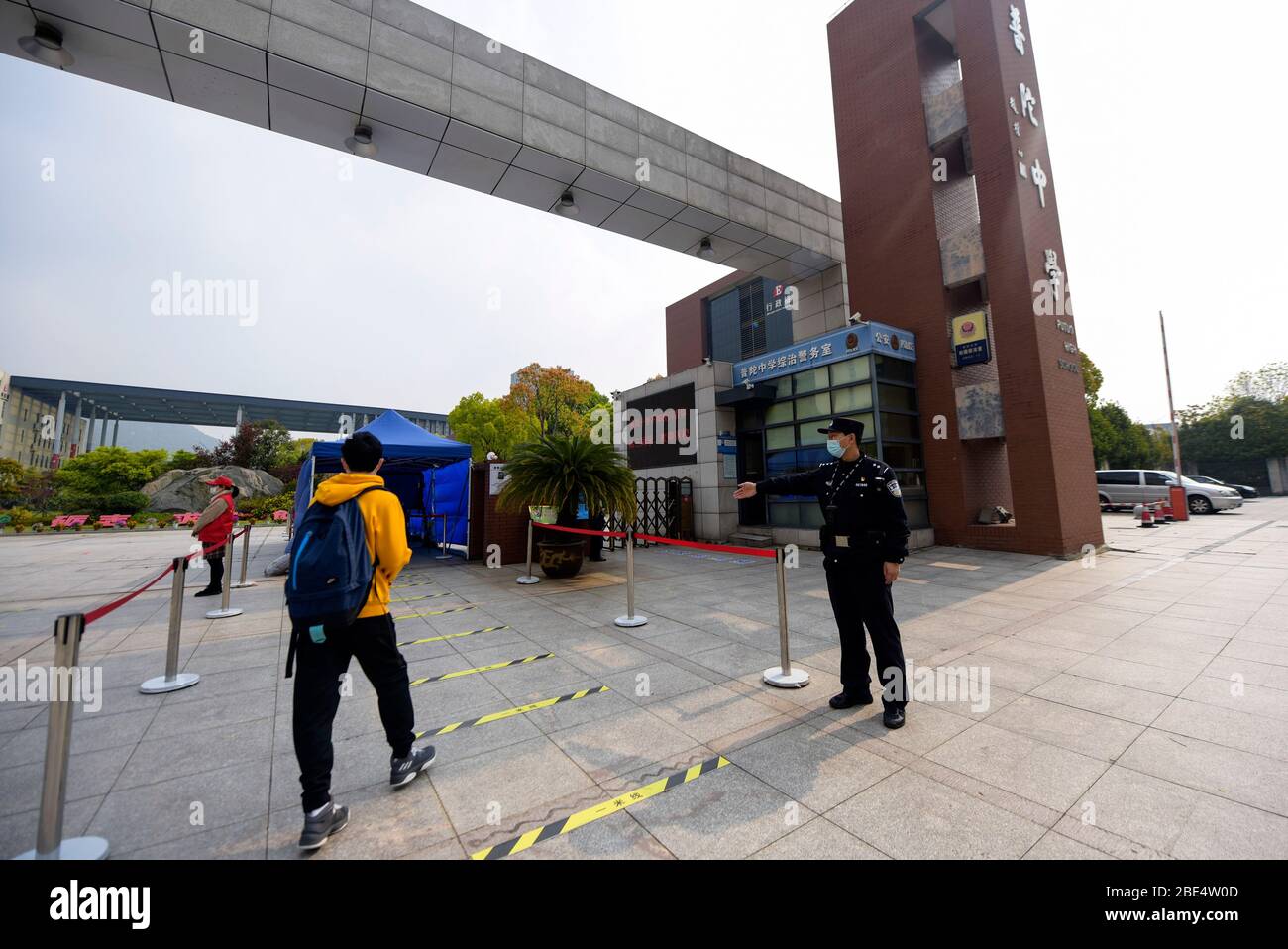 Zhoushan, China. April 2020. Ein Schüler geht in die Putuo Mittelschule in Zhoushan Stadt, Ostchina, 12. April 2020. Die ostchinesische Provinz Zhejiang wird schrittweise wieder Schulen, mit Klassen für ältere Schüler in Mittel-und Oberschulen, um am 13. April wieder aufzunehmen. Kredit: Zou Xunyong/Xinhua/Alamy Live News Stockfoto