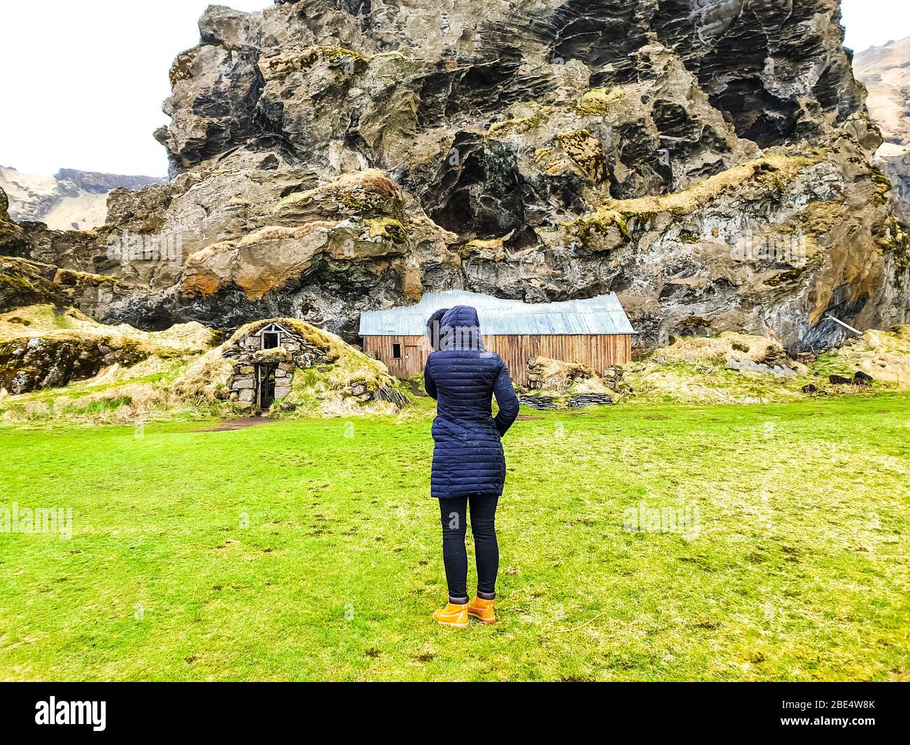 Ein Reisender, der ein Rasenhaus anschaut Stockfoto