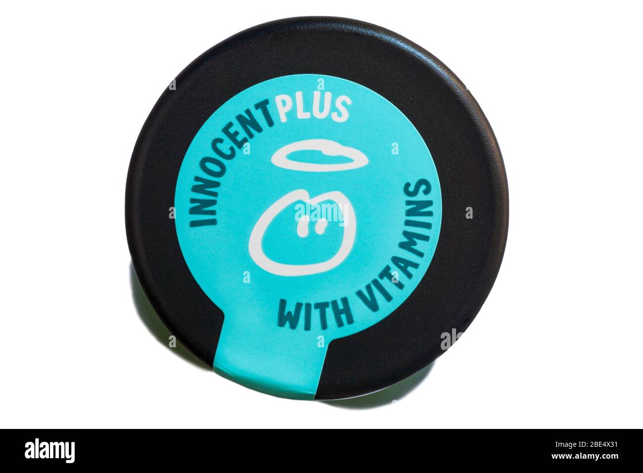 Blick hinunter auf die Flasche Innocent Bolt aus dem Blue Juice Drink isoliert auf weißem Hintergrund - Innocent Plus mit Vitaminen auf Flaschenko Logo Stockfoto