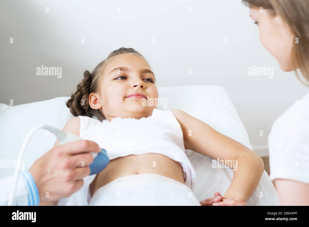 Arzt Ultraschall untersucht, kleines Mädchen Bauch Stockfoto