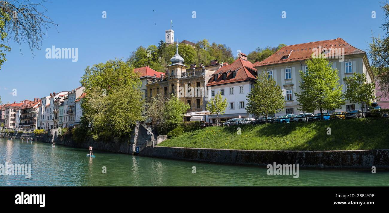 Die Altstadt von Ljubljana mit Ljubljanica Fluss vor und Stadtburg im Hintergrund Stockfoto