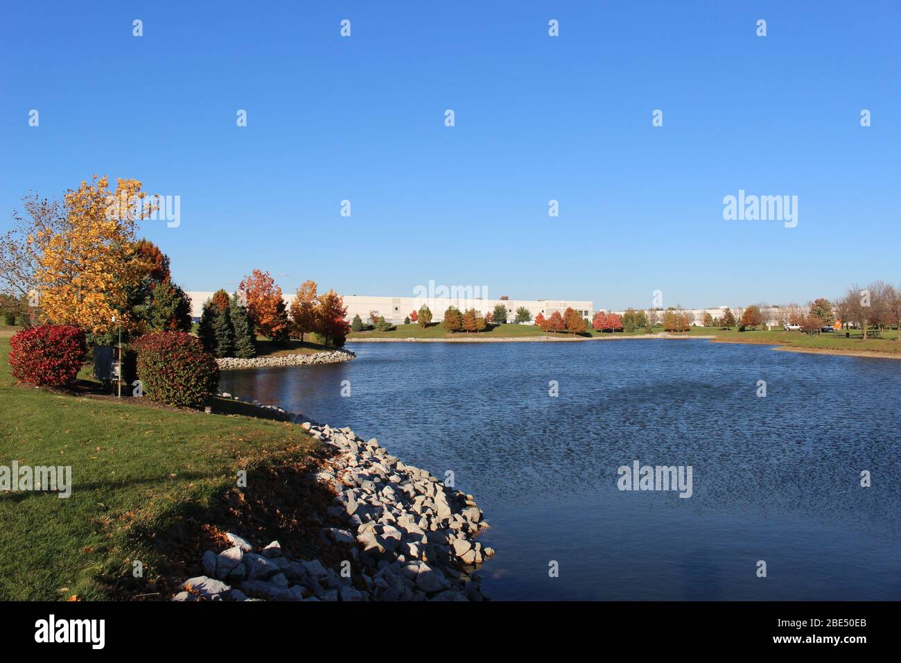 Groveport Ohio Straßen mit bunten Bäumen, Familie von Gänsen auf einem Teich, drei Bach Spaziergang Weg mit bunten Bäumen und grüner Landschaft umgeben Stockfoto