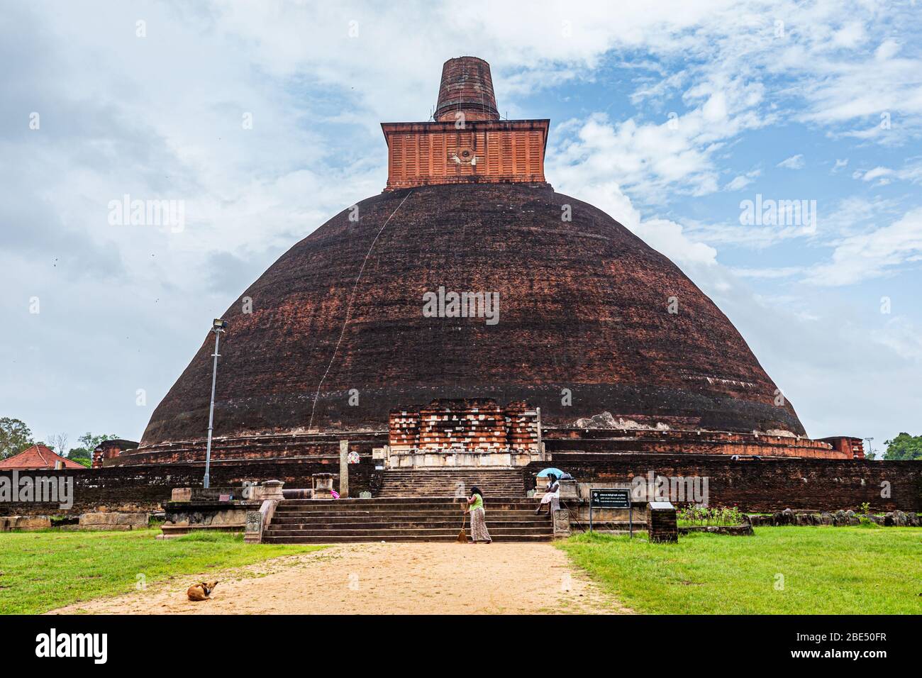 Riesige Dogoba in der antiken Stadt Anuradhapura von Sri Lanka Stockfoto